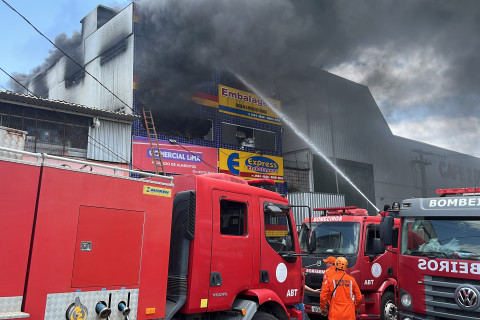Feira de Santana: “Incêndio” Incêndio destrói duas lojas  próximo ao Centro de Abastecimento