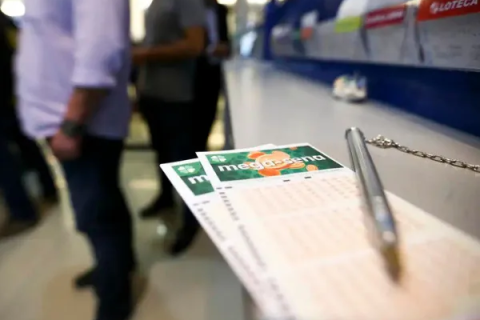 Geral: “Mega-Sena”Com prêmio estimado em R$ 14,5 milhões, Mega-Sena será sorteada nesta terça-feira