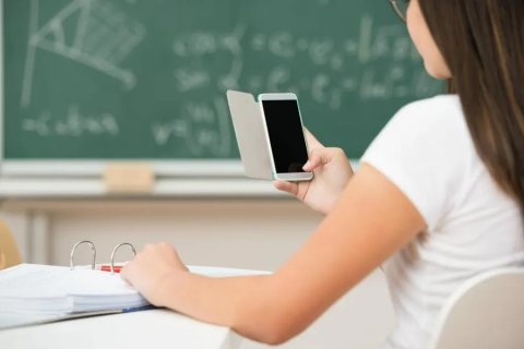 Educação: “Educação” O uso do celular deve ser proibido em sala de aula? Tema divide opinião de educadores feirenses