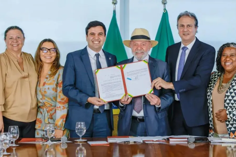 Educação: “Celular” Presidente sanciona lei que restringe uso de celular em escolas