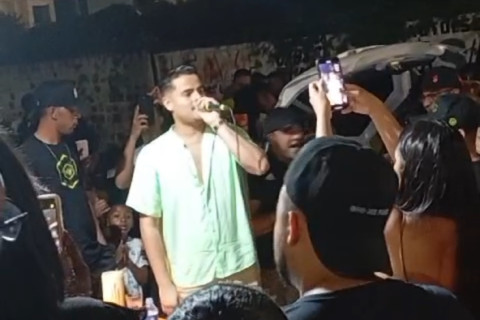 Feira de Santana: “Fofocando” Cantor de arrocha aparece de surpresa em bar em Feira e causa aglomeraçãoArtista estava hospedado na cidade para cumprir agenda de shows.