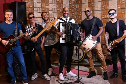 Grupo Tadalafole se apresenta no interior da Bahia durante os festejos juninos