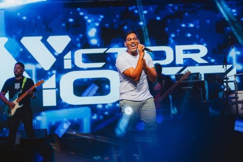 Cantor Victor Viotti, lança single "Pode Ficar", dia 30 de julho nas plataformas digitais.